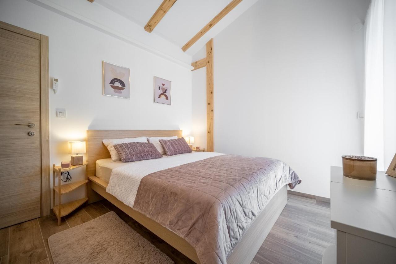 Villa Nesa Plaški Exterior foto