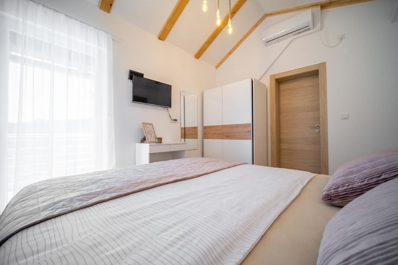Villa Nesa Plaški Exterior foto
