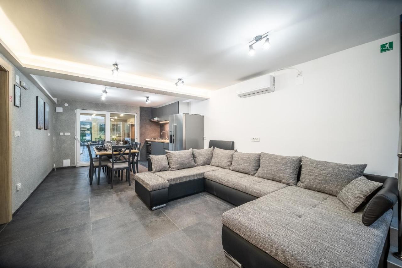 Villa Nesa Plaški Exterior foto