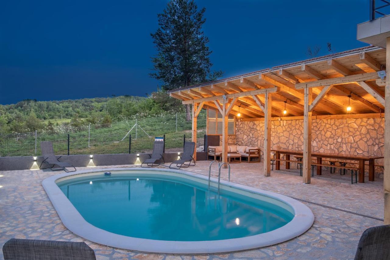 Villa Nesa Plaški Exterior foto